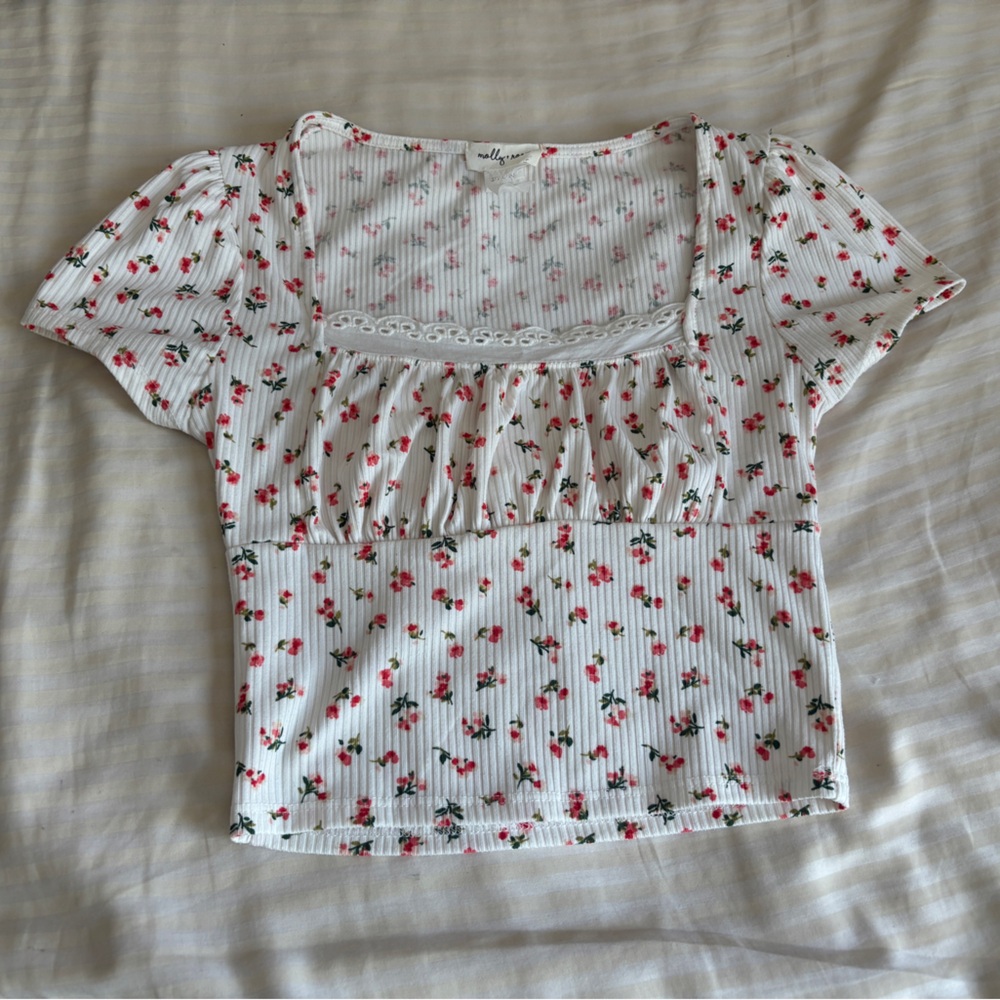 Elegant Floral Crop Top with Lace Detail